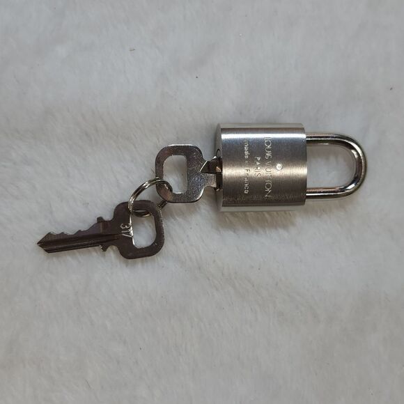 LV #317 LOCK AND 2 KEYS NWB Louis Vuitton Silver Lock and Keys #317 AUTHENTIC - Picture 7 of 13